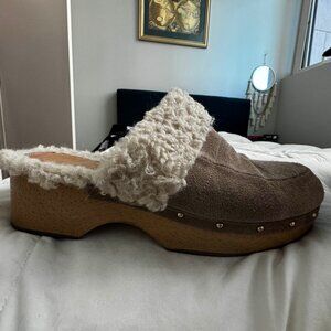 Crown Vintage Womens Suede Tan Clogs 11M with faux fur lining (Sherpa)
